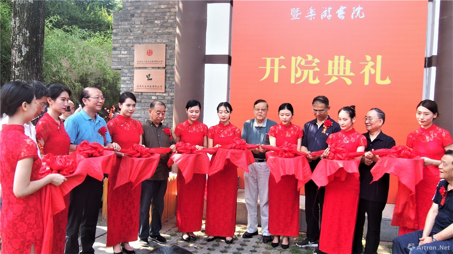 父子兵以心灵律动弘扬书法艺术 “杨禄魁杨锁强父子书画馆开馆暨乐游书院开院典礼”举行