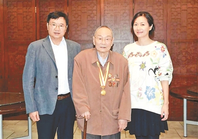 父亲新书推出 徐静蕾小楷写序言，《父亲的军装》主角为徐静蕾祖父 记录百岁抗战老兵人生故事