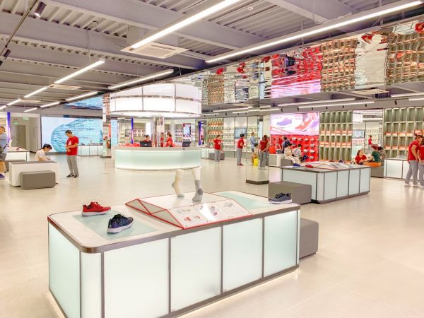 足力健老人鞋最大旗舰店月末亮相北京王府井商业街