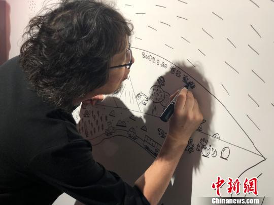 图为宫西达也创作现场。 林波 摄