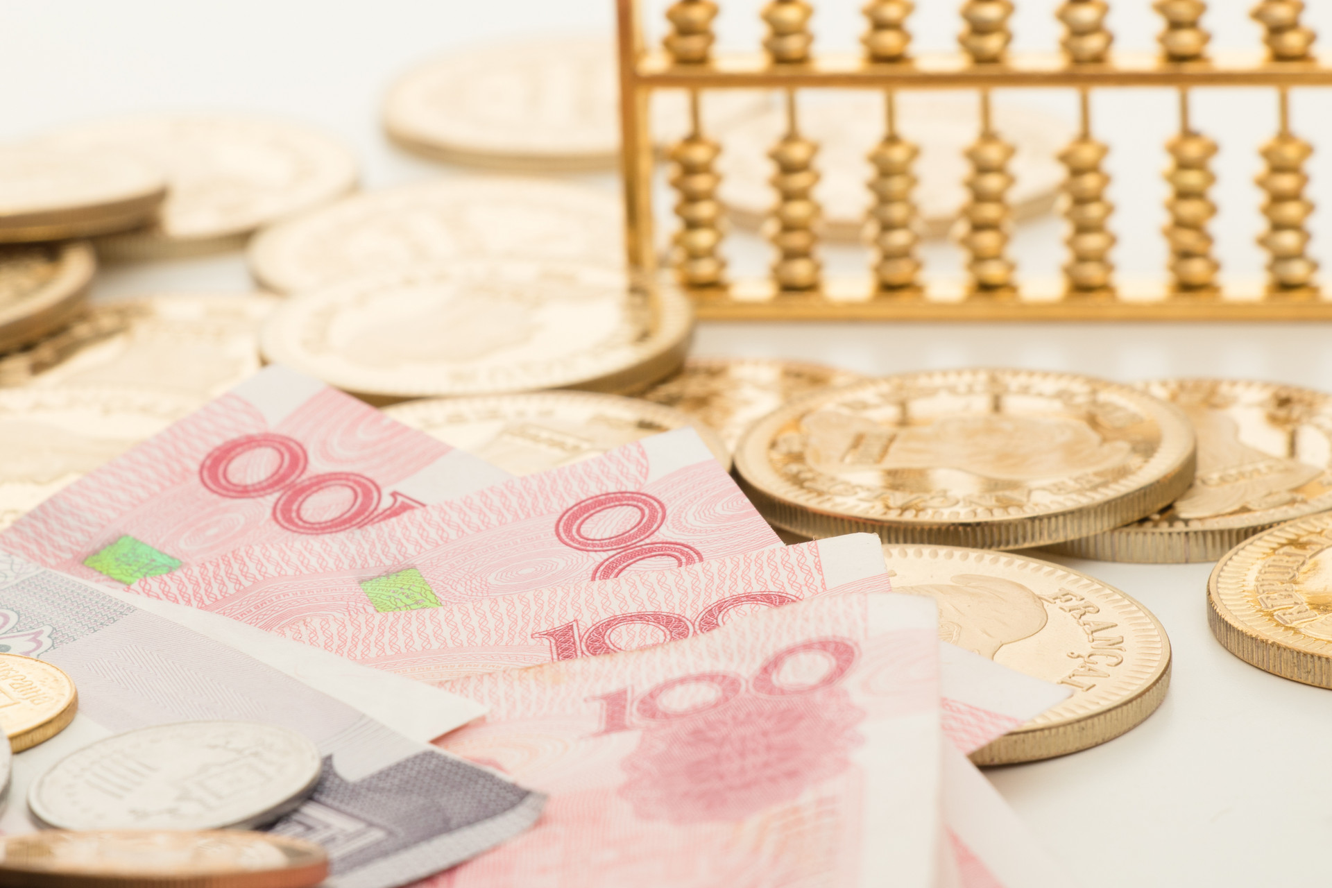 人民币资产上半年证券投资净流入230亿美元