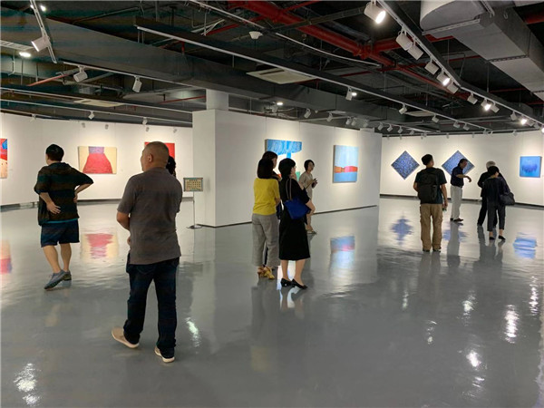 李晴绘画展亮相深圳大学美术馆：所有绘画都是我人生的写照