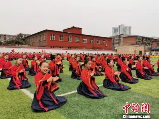 图为学生们展演中国传统文化。 杨大勇 摄