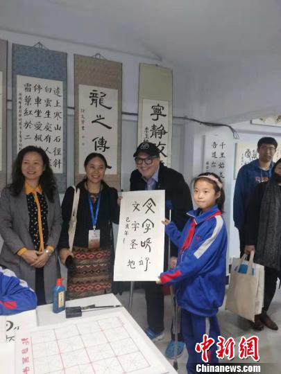 图为外国汉学家与孩子交流书法。 杨大勇 摄