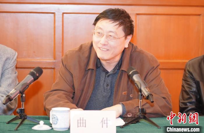 曲仲 小新 摄
