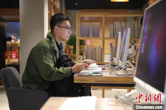 图为学生在重庆大学“声音图书馆”查阅音频资料。重庆大学供图