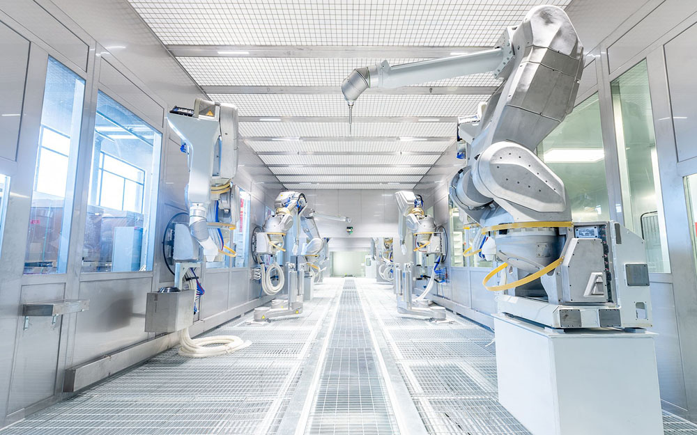 金康赛力斯两江工厂：超千台机器人实现无人化生产