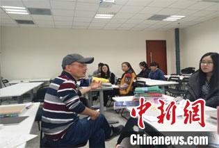 改编团队从前期的市场调研、文献整理、开展学术研讨活动，再到图书插图、排版、印刷，都是师生们一步步摸索出来的。该书的出版，也是该校“参与式”“沉浸式”“研究型”教学探索的学习成果。兰州大学供图