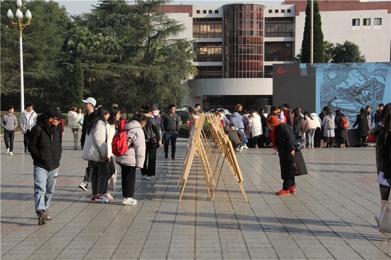 以艺术形式传播十九大精神 十九大主题木刻版画巡展走进西华大学