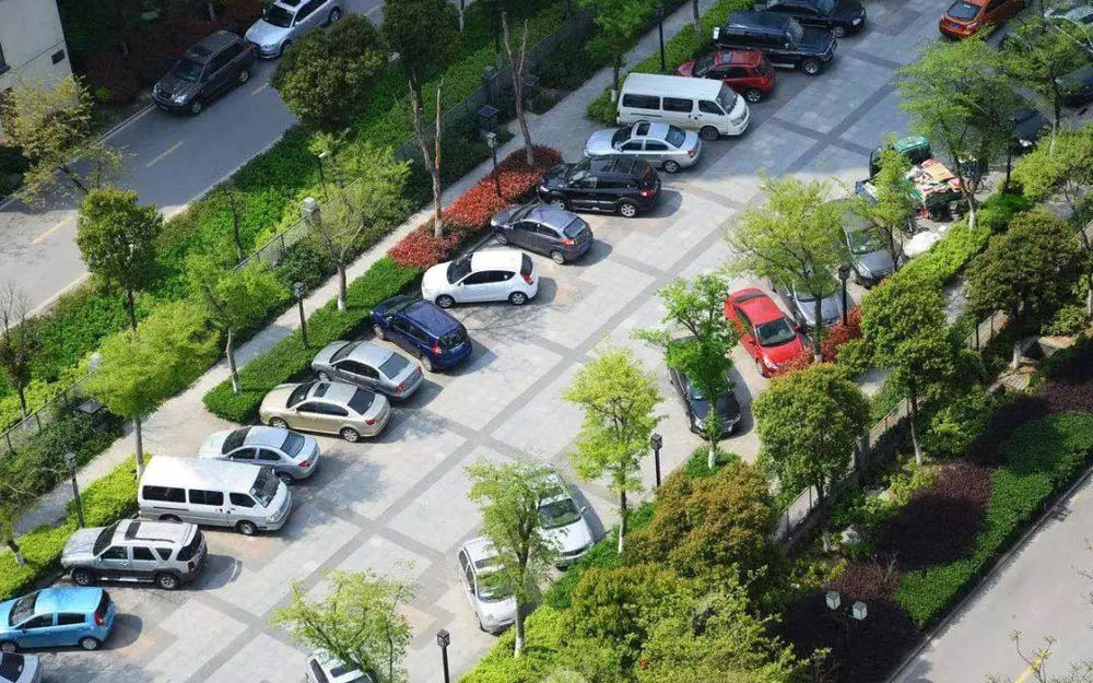 小区停车难、占用违法成本低 消防通道堵局待解