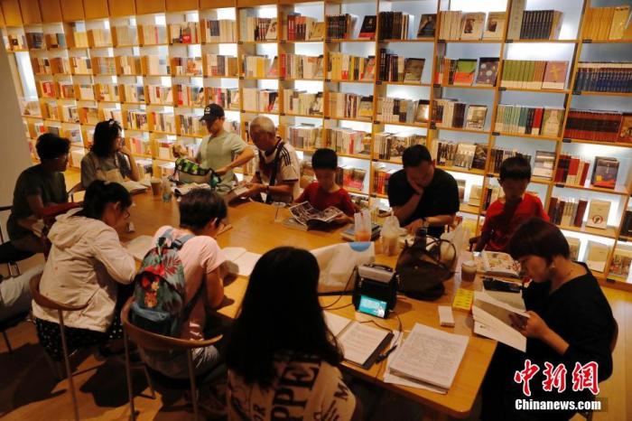 资料图：市民在上海爱琴海购物公园的新华书店内看书。<a target='_blank' href='http://www.chinanews.com/'>中新社记者 殷立勤 摄