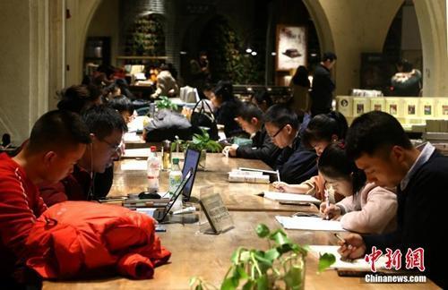 “读屏时代”来了，你还会经常翻翻纸质书吗？