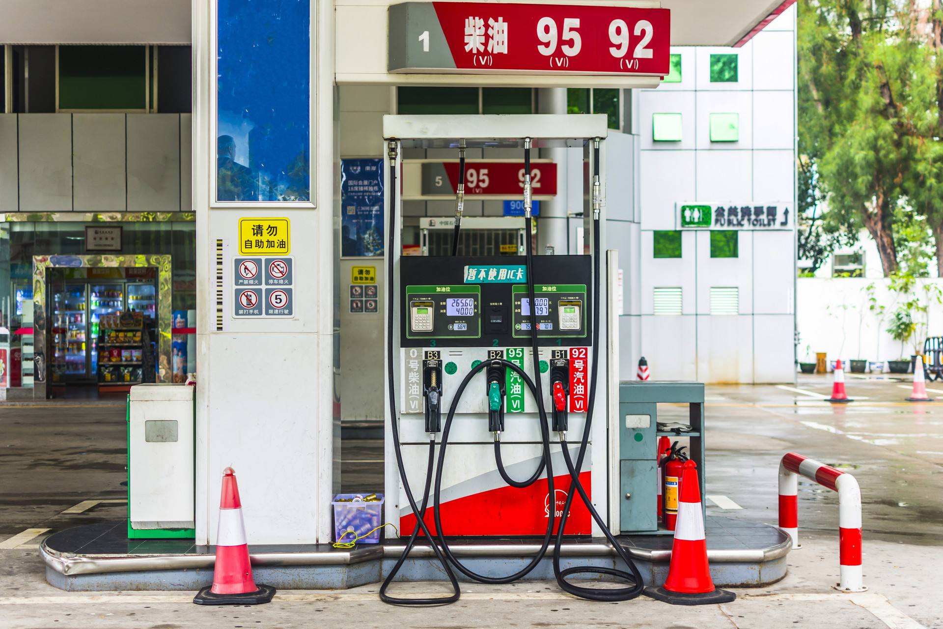 国内成品油价格下调 汽、柴油每吨分别降低420元和405元