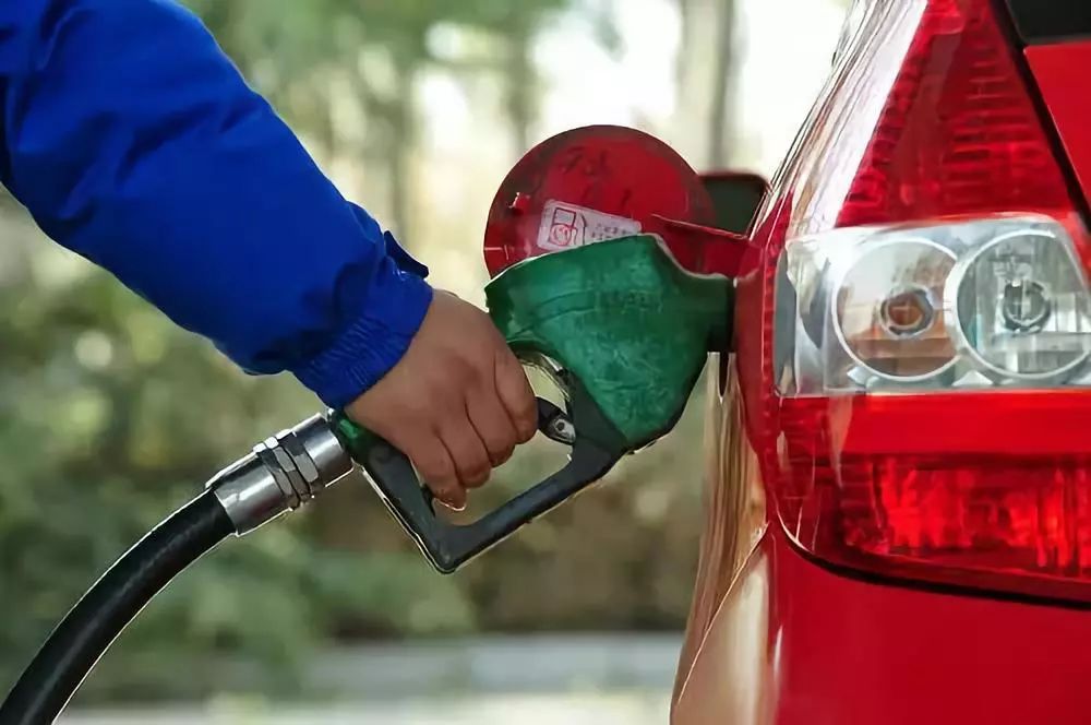 国内成品油价格按机制下调 汽、柴油价格