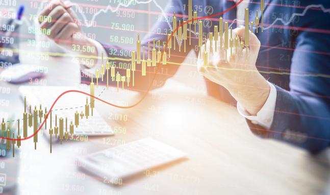 净值波动加大 爆款基金逆势加速布局