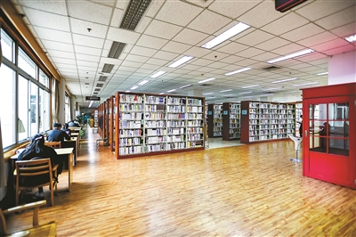 浙江杭州图书馆恢复开放一周 读书氛围浓如花香
