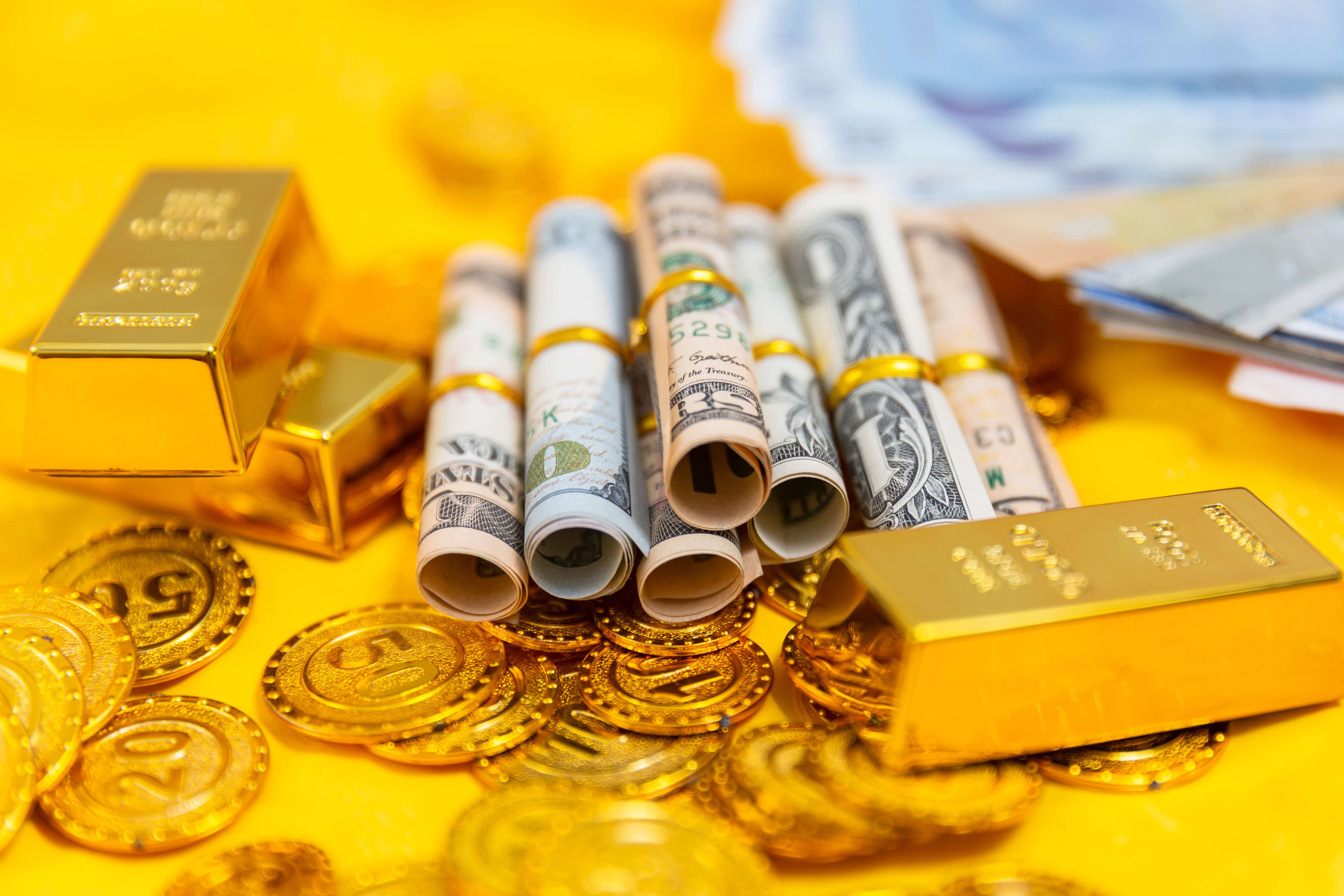 国内贵金属期货早盘走弱 沪金跌逾2%