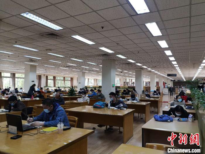 浙江图书馆内，读者在阅读。 童笑雨 摄
