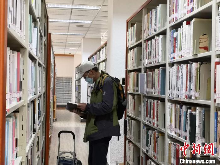 浙江图书馆内，读者在阅读。 童笑雨 摄
