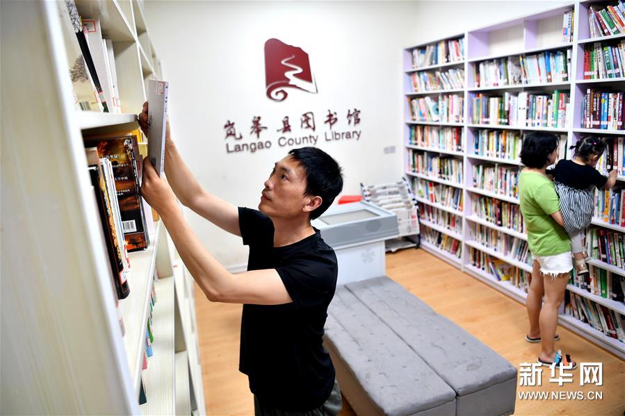 （社会）（1）巴山小城里的24小时自助图书馆