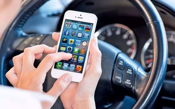 北京“电子警察”将对开车看手机等违法行为进行抓拍