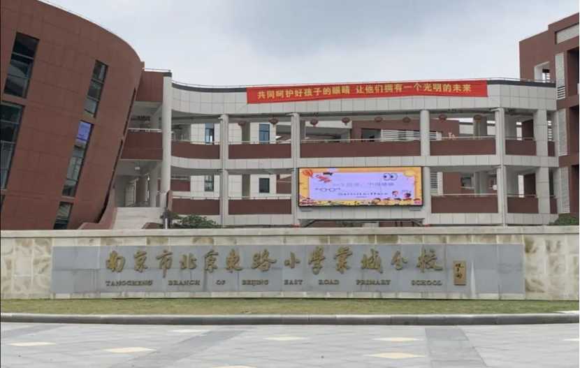 玄武湖,莫愁湖,月牙湖,百家湖,九龙湖,龙池湖……古往今来,南京的"湖