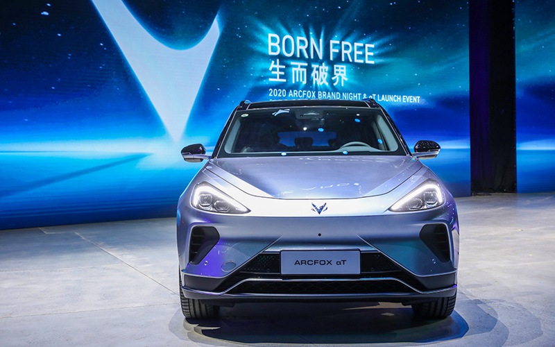 ARCFOX发力高端新能源车市场 首款量产车αT上市