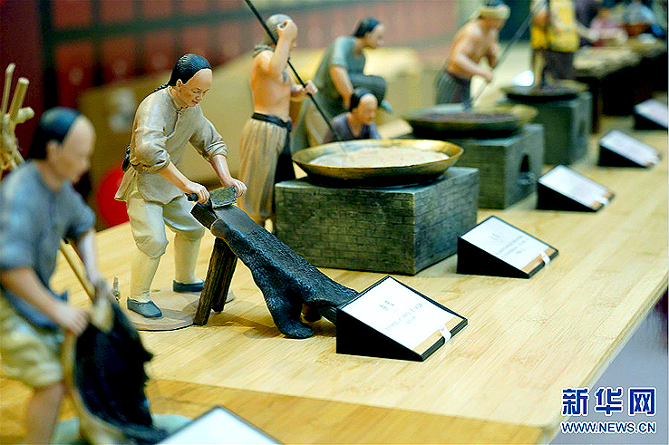 活动现场摆放的人偶,展示了东阿阿胶传统生产制作工艺.
