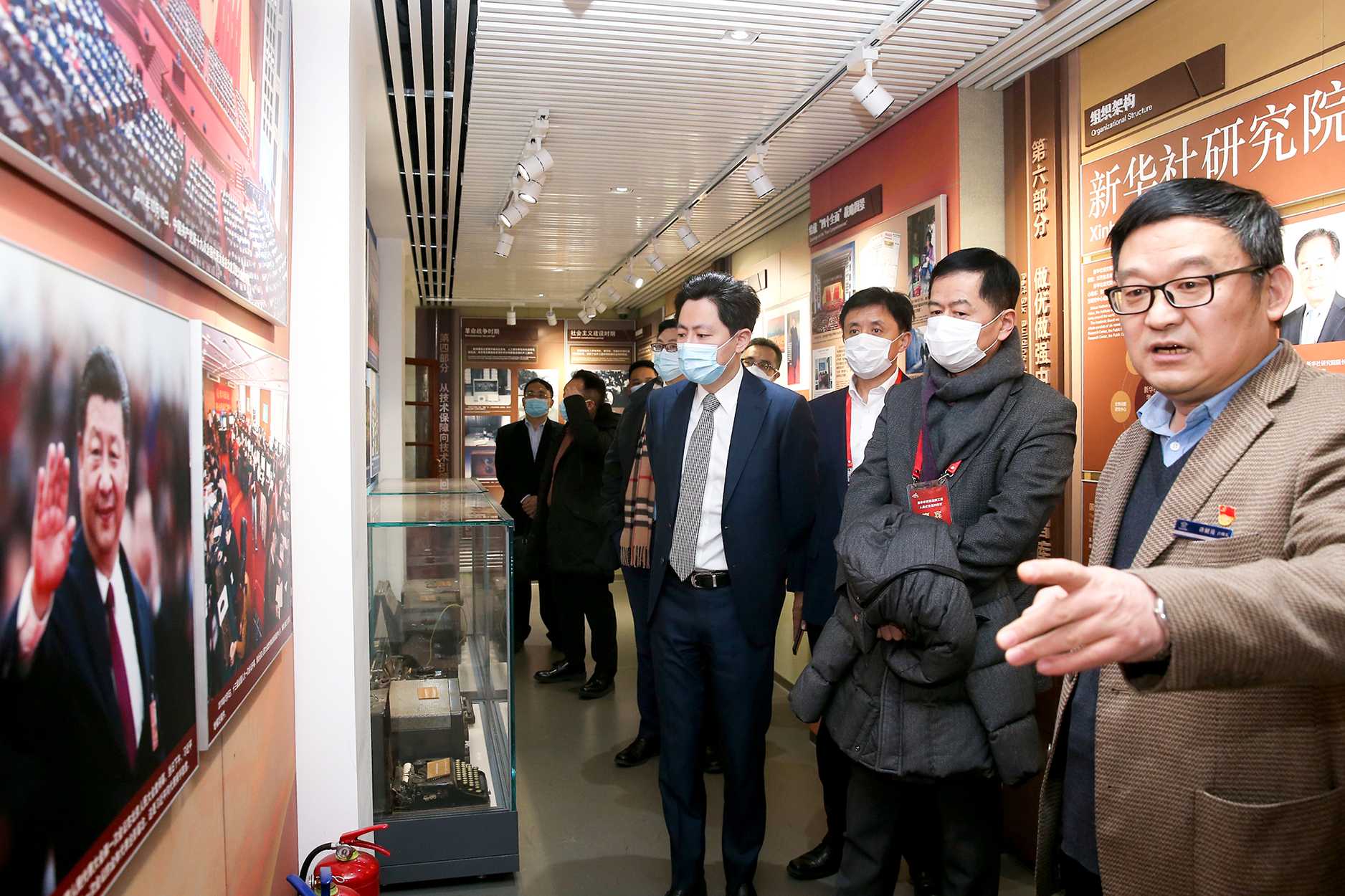 嘉宾参观新华社历史陈列馆。