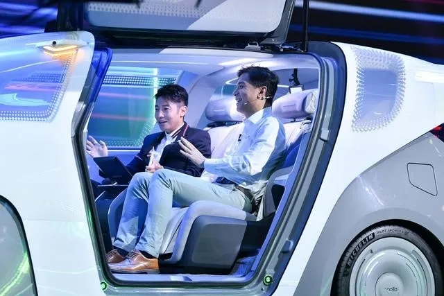 现实版“变形金刚”来了？百度李彦宏发布汽车机器人，无方向盘、无踏板！