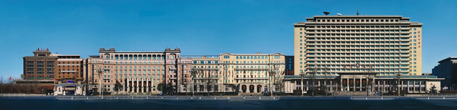 由四个部分构成,中间建造于1900年的黄色建筑部分是当时叫作六国饭店