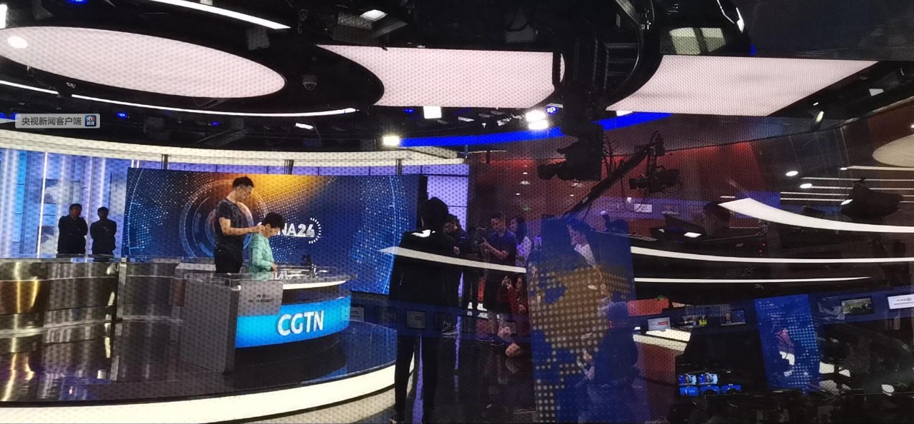 7点52分,刘欣步入演播室.