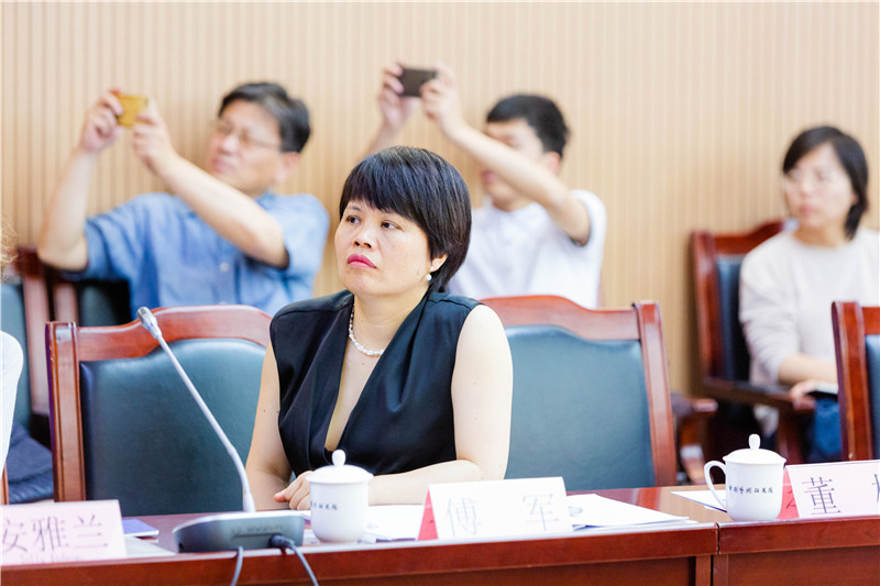 上海油画雕塑院研究员傅军主持第六场发言