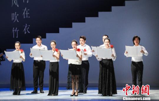 花城文学之夜活动中的诗朗诵节目