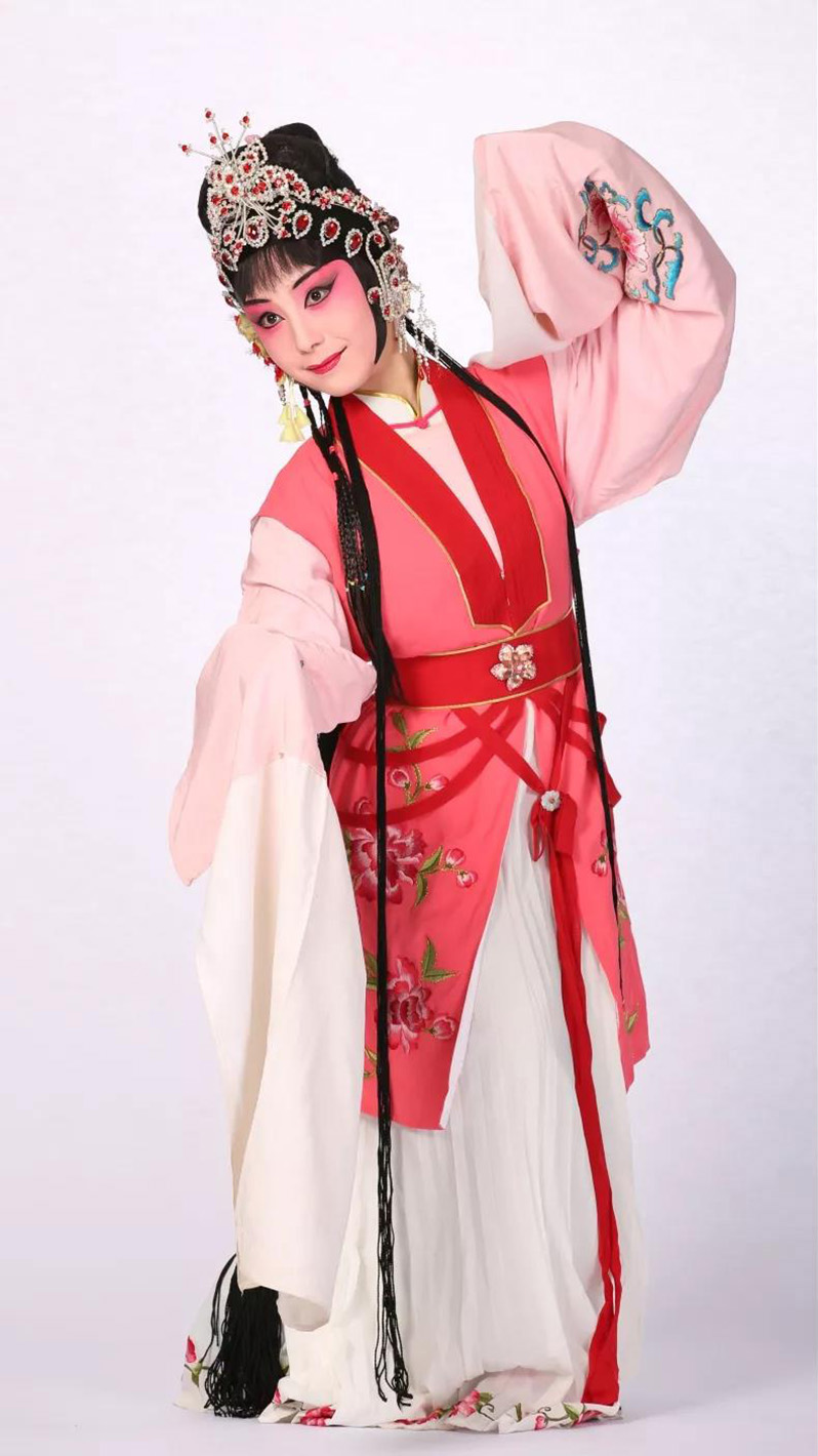 师承著名昆曲表演艺术家张娴先生和王奉梅,张志红这几位老师的亲授.