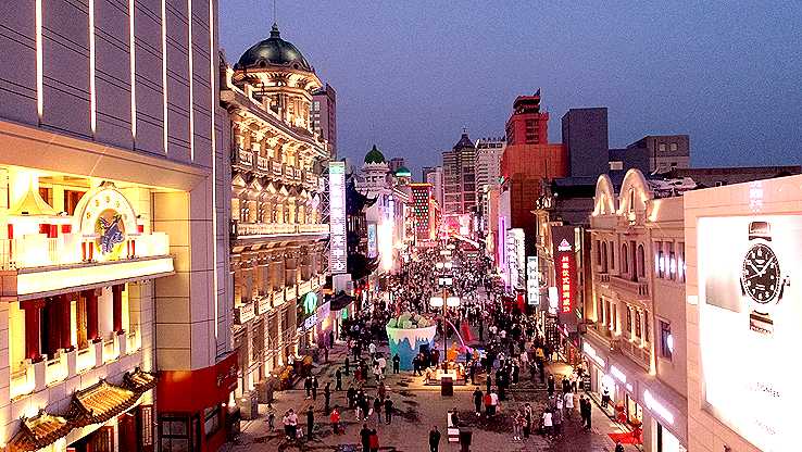中街位于沈阳市沈河区盛京皇城内,有近400年历史,是中国第一条商业